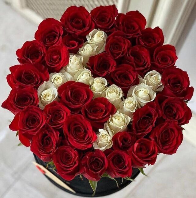 KUTUDA HARFLİ GÜL ARANJMANI