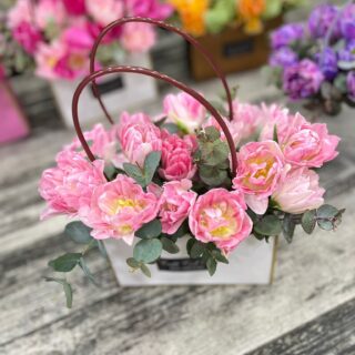 çantada pembe lale bahçesi